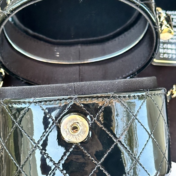 Patent quilted mini COCO Chanel round vanity shoulder bag - Picture 9 of 11